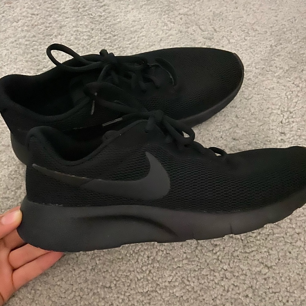 Black nike tunjun sneakers